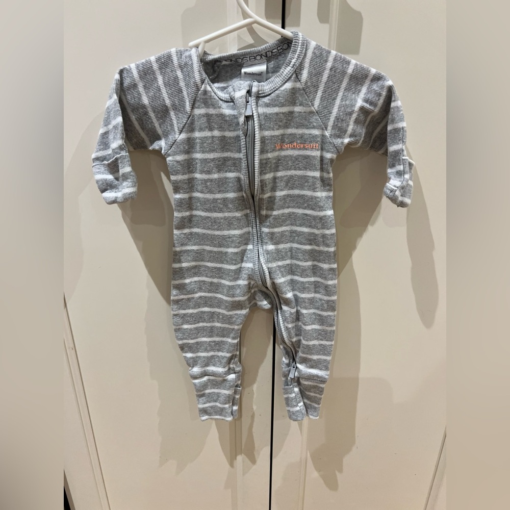 Bonds wondersuit 0-3m Gray and White Striped Kids Footie